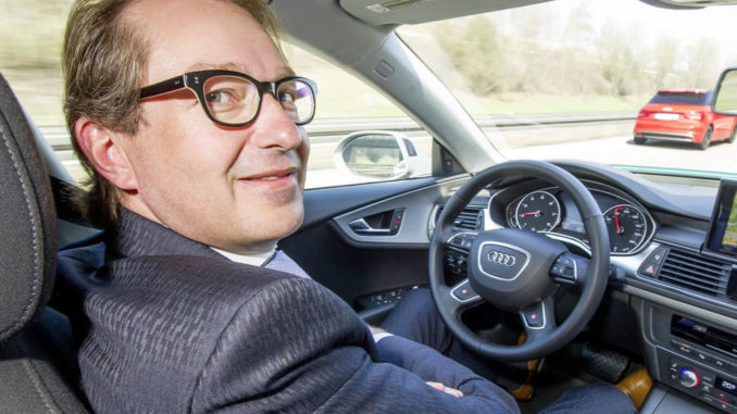 Pilotiertes Fahren: Autobahnfahrt auf der A9 mit Bundesverkehrsminister Alexander Dobrindt im April 2015