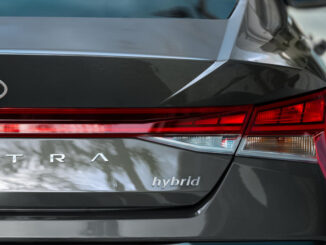 Heckansicht eines grauen Hyundai_Elantra_Hybrid MY 2025