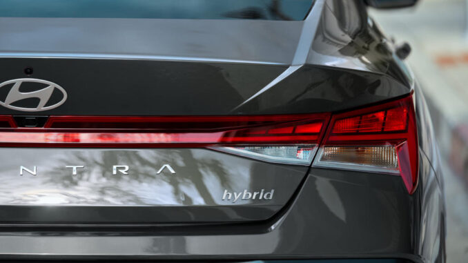 Heckansicht eines grauen Hyundai_Elantra_Hybrid MY 2025