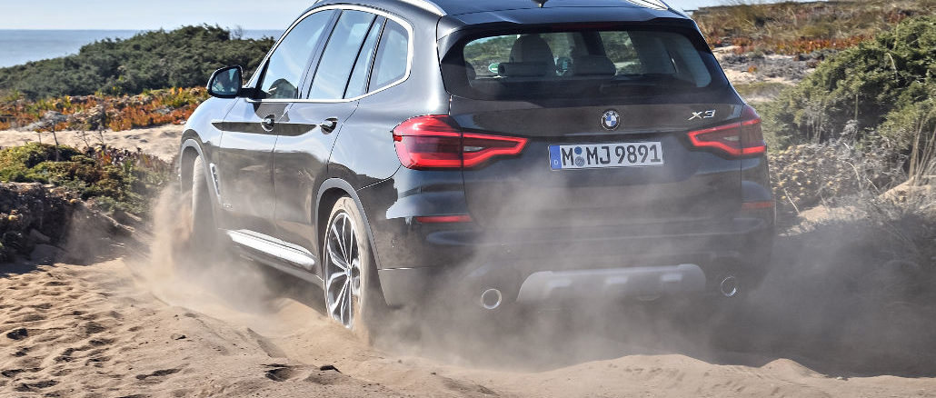 Ein BMW X3 XDrive30d, Sophistograu Brillanteffekt metallic (10/2017) fährt über eine Stranddüne durch den Sand.