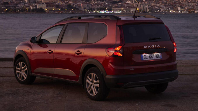 Ein roter Dacia Jogger steht 2023 an einem Hafen.