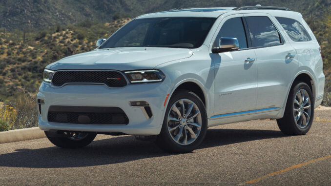Ein weißer Dodge Durango steht 2021 auf einem Parkplatz in einer Wüstenlandschaft.