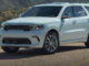 Ein weißer Dodge Durango steht 2021 auf einem Parkplatz in einer Wüstenlandschaft.