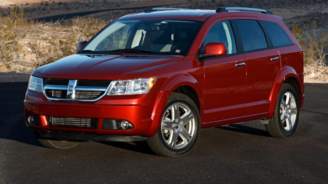 Standfoto eines roten Dodge Journey (MY 2009).