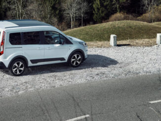 Ein weißer Ford Transit Connect steht 2019 auf dem Parkplatz einer Passstraße.