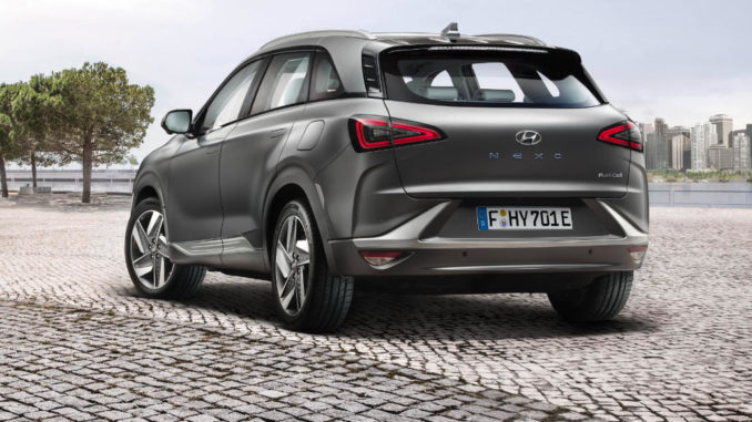 Ein grauer Hyundai Nexo steht 2018 auf einer gepflasterten Fläche.