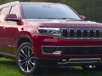 Ein roter Jeep Wagoneer des Modelljahres 2022 steht auf einer Wiese.