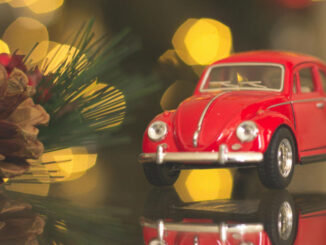 Weihnachten rot Auto Bokeh Vw Käfer Kegel Tannenzapfen Spielzeug Freude Xmas Dekoration Dekor gelb Kind Ferien winzig Lichter Baum