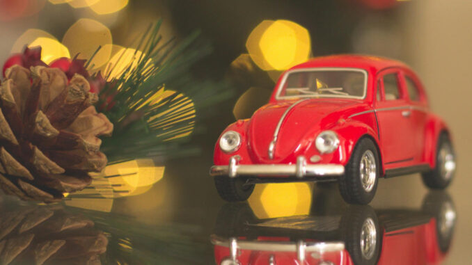 Weihnachten rot Auto Bokeh Vw Käfer Kegel Tannenzapfen Spielzeug Freude Xmas Dekoration Dekor gelb Kind Ferien winzig Lichter Baum