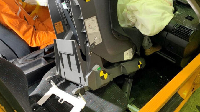 Öffentliche Warnung des Kraftfahrt-Bundesamts - Universal Isofix-Adapter nach Crashtest