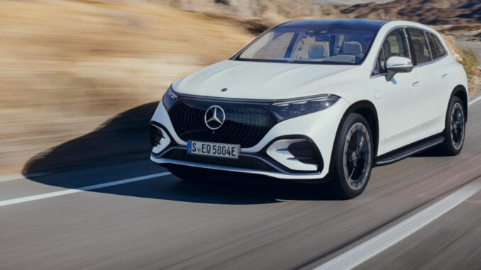 Mercedes-EQ. EQS SUV, Exterieur, Fahraufnahme, Diamantweiß, AMG Line, April 2022