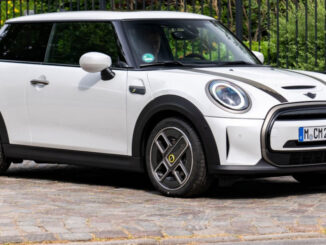 Ein weißer Mini Cooper SE steht 2023 vor einer Hamburger Villeneinfahrt.