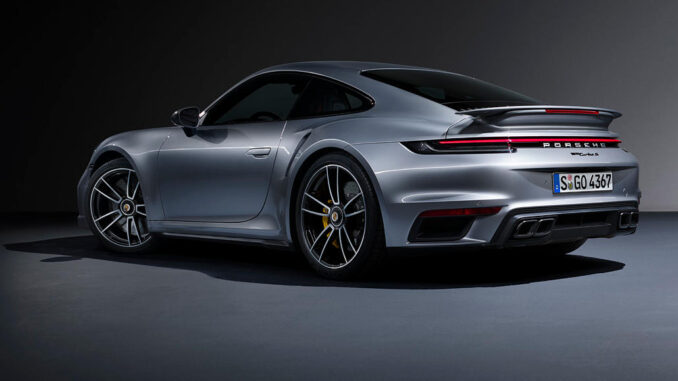 Studioaufnahme eines silbernen Porsche 911 (992) Turbo S von 2020