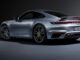 Studioaufnahme eines silbernen Porsche 911 (992) Turbo S von 2020