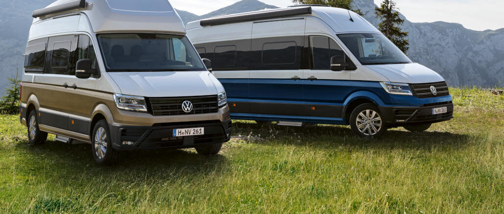 Ein VW Crafter Grand California 600 und 680 stehen 2024 vor einem Gebirgspanorama.