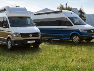 Ein VW Crafter Grand California 600 und 680 stehen 2024 vor einem Gebirgspanorama.