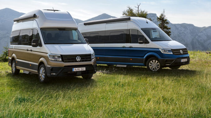 Ein VW Crafter Grand California 600 und 680 stehen 2024 vor einem Gebirgspanorama.